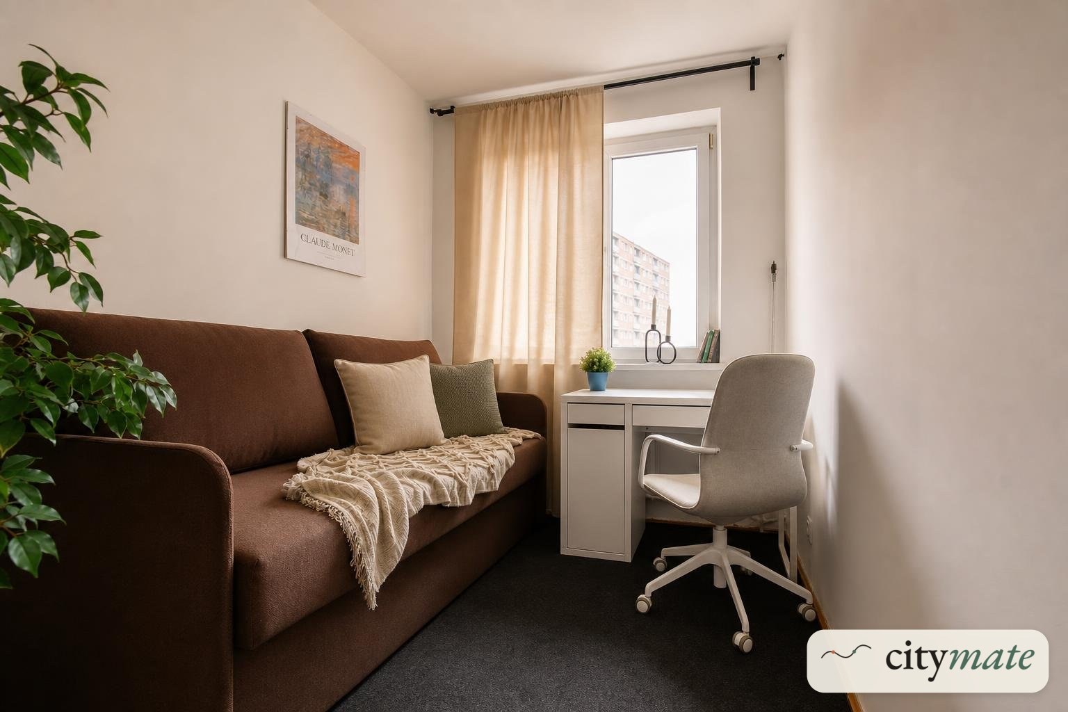 Room 15 m² with desk and wardrobe